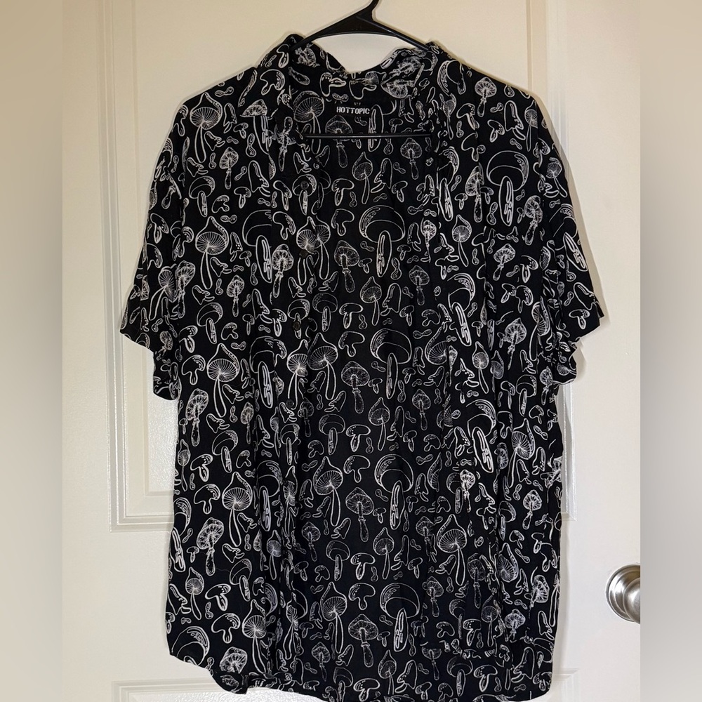 Hot Topic Black and White Mushroom Pattern Shirt